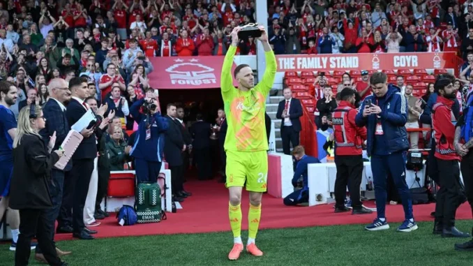 0_Nottingham-Forest-goalkeeper-Matz-Sels-with-the-Premier-Leagues-Golden-Glove-award